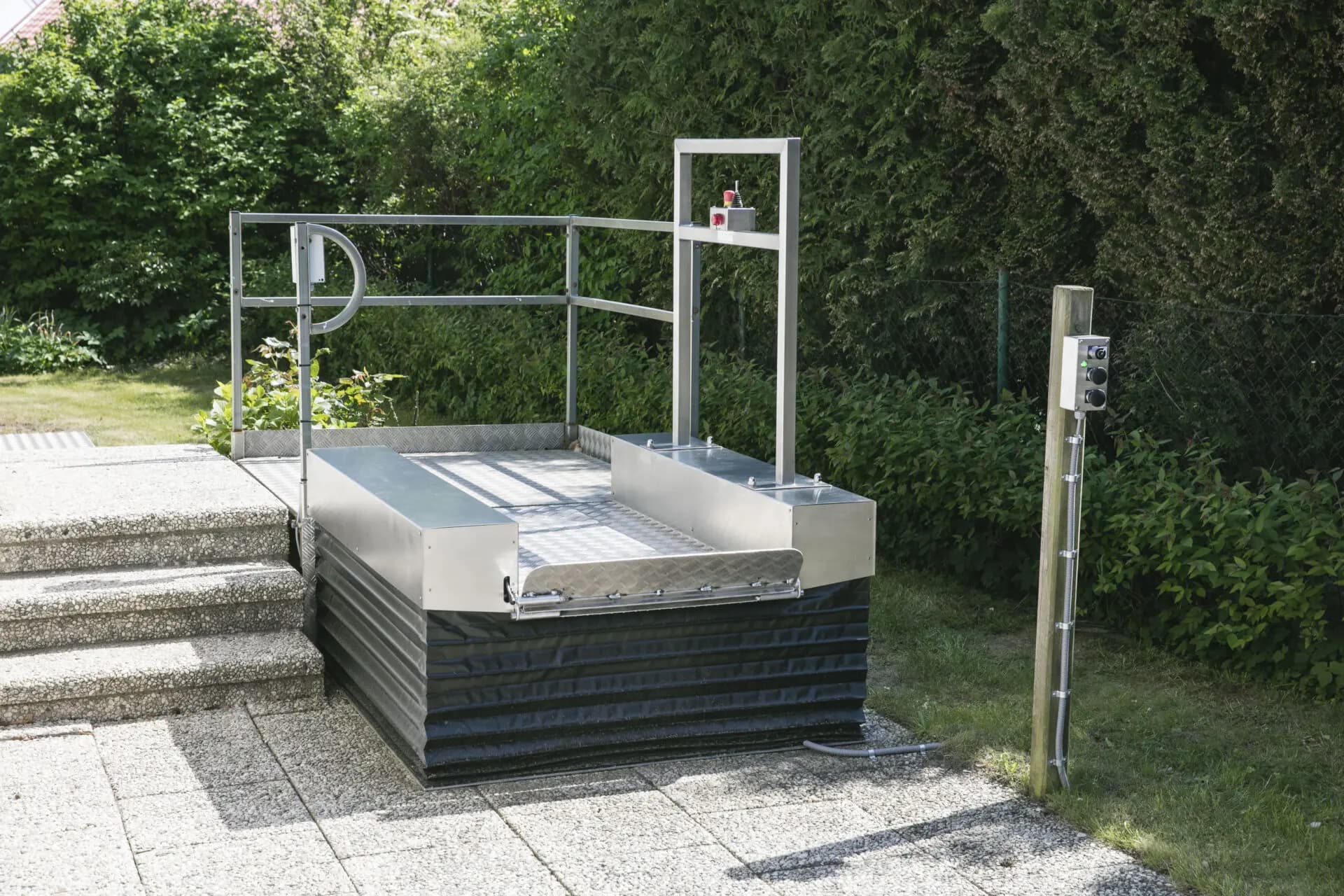 Low Up wheelchair lift